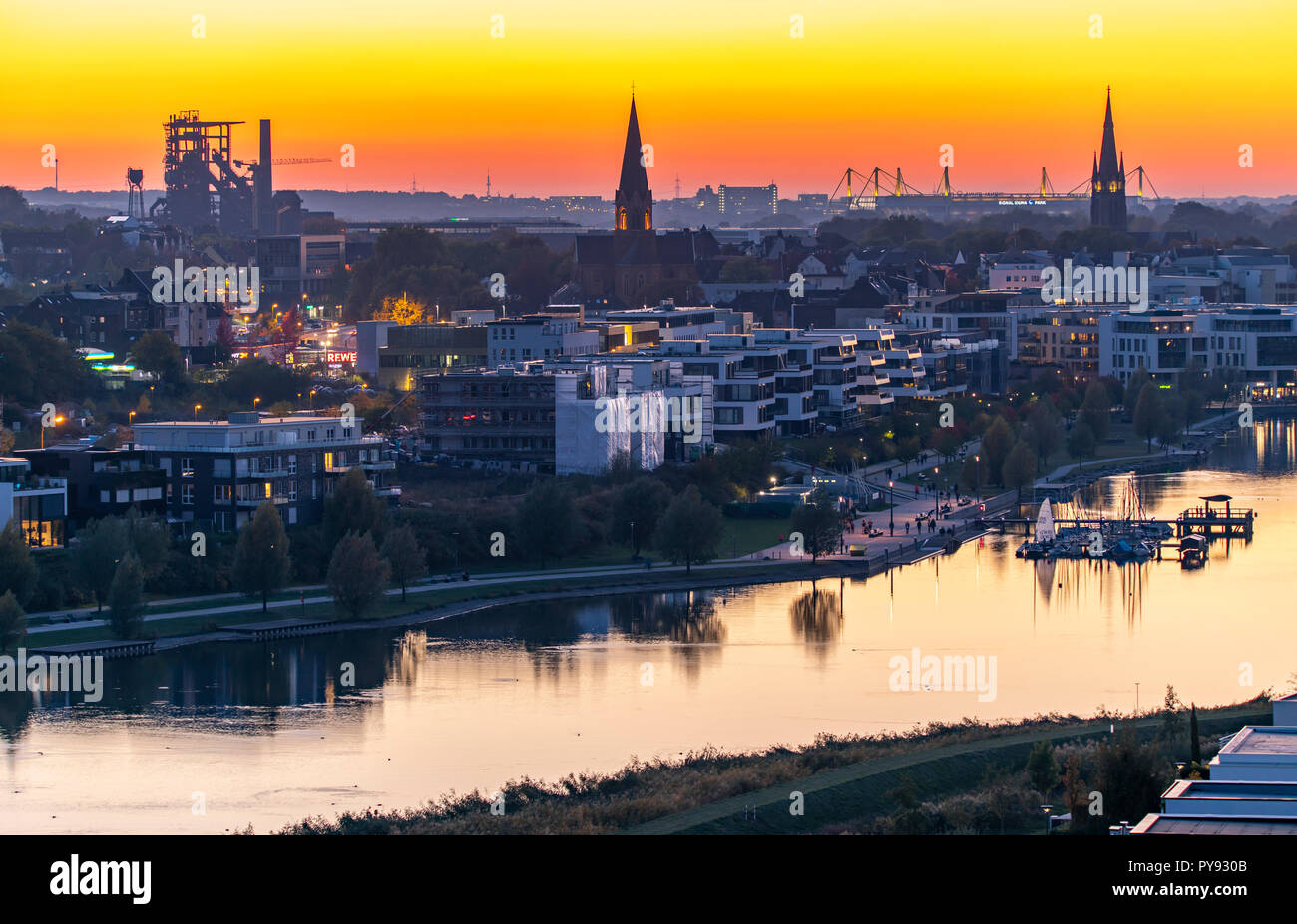 Il Phoenix lago nel distretto di Dortmund Hšrde, un lago artificiale sulla ex impianto siderurgico Phoenix-East, sviluppo residenziale, area ricreativa, ga Foto Stock