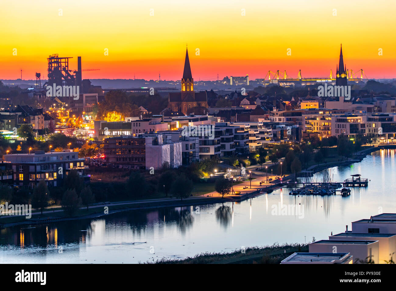 Il Phoenix lago nel distretto di Dortmund Hšrde, un lago artificiale sulla ex impianto siderurgico Phoenix-East, sviluppo residenziale, area ricreativa, ga Foto Stock