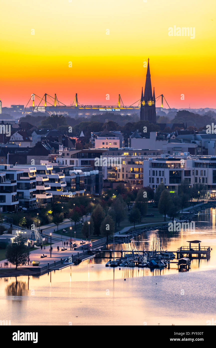 Il Phoenix lago nel distretto di Dortmund Hšrde, un lago artificiale sulla ex impianto siderurgico Phoenix-East, sviluppo residenziale, area ricreativa, ga Foto Stock