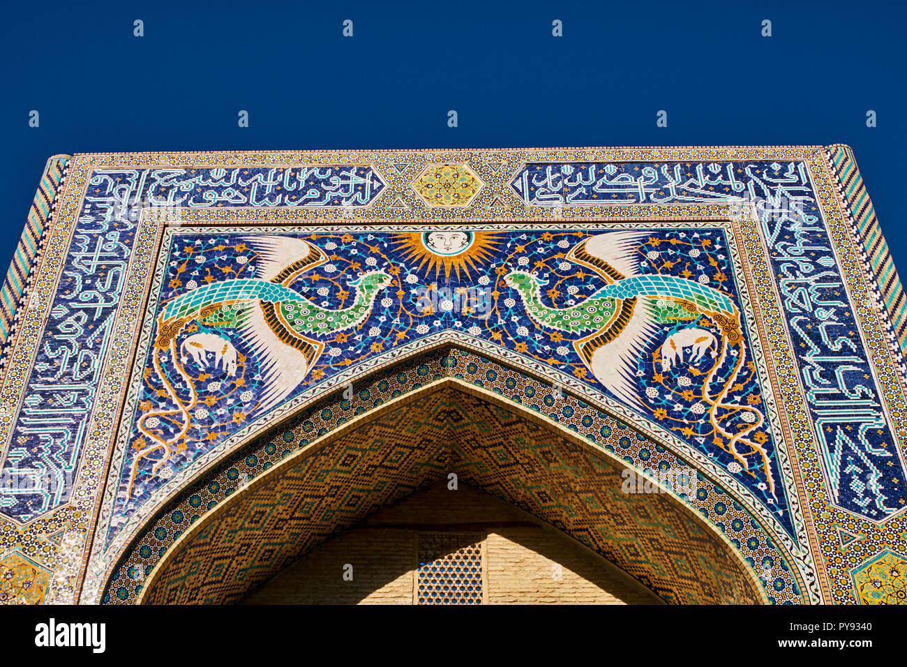 Uzbekistan Bukhara, Patrimonio Mondiale dell Unesco, Khanaka Nadir Divanbegi, portale con la fantastica uccelli Foto Stock