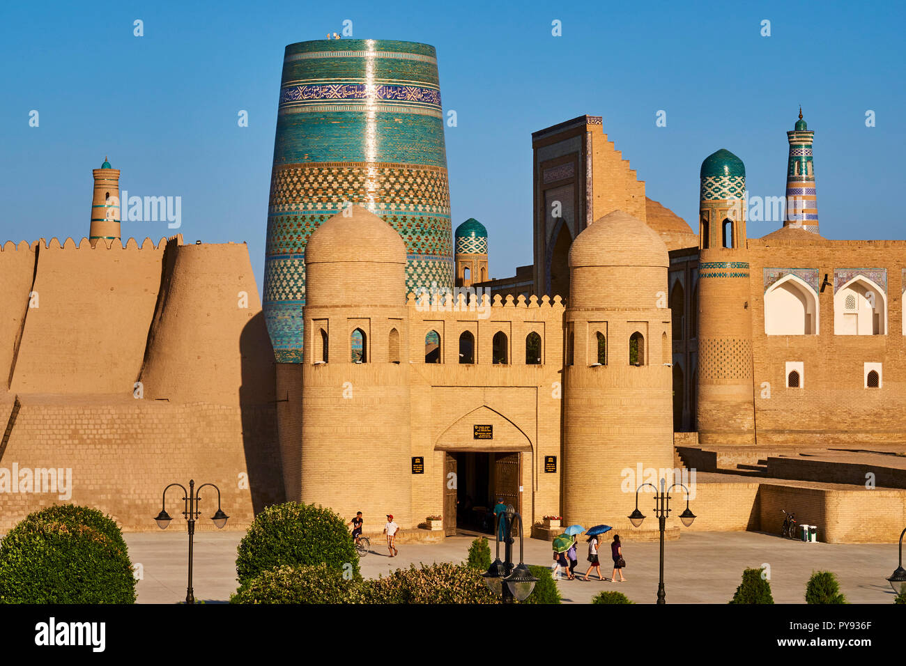 Uzbekistan, Khiva, Patrimonio Mondiale dell Unesco, Arca fortezza e ingresso Kalta Minar Foto Stock