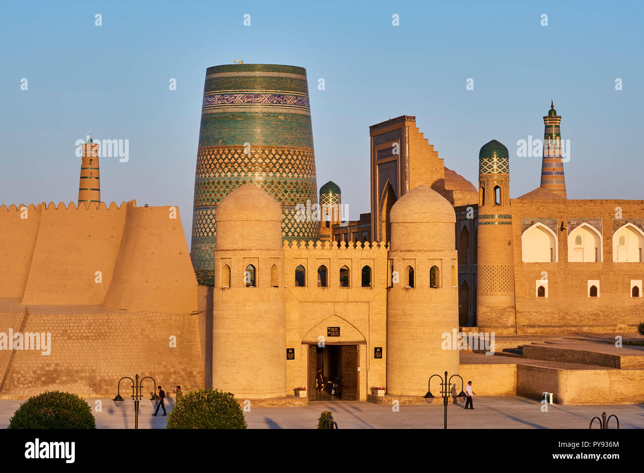 Uzbekistan, Khiva, Patrimonio Mondiale dell Unesco, Arca fortezza e ingresso Kalta Minar Foto Stock