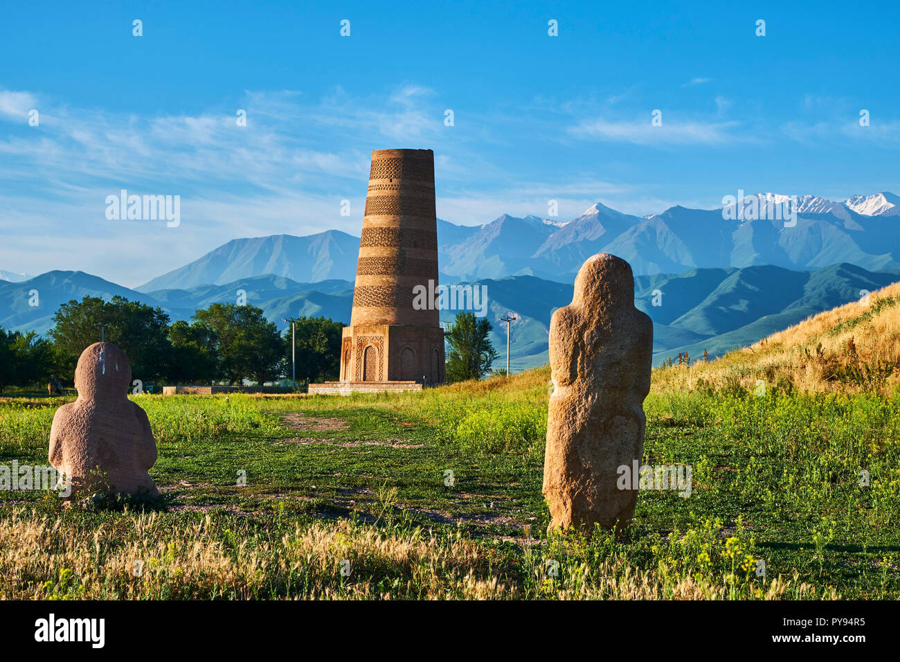 In Kirghizistan, Chuy provincia, Burana tower e balbal tomba di pietra, ancien città di Balagasun Foto Stock