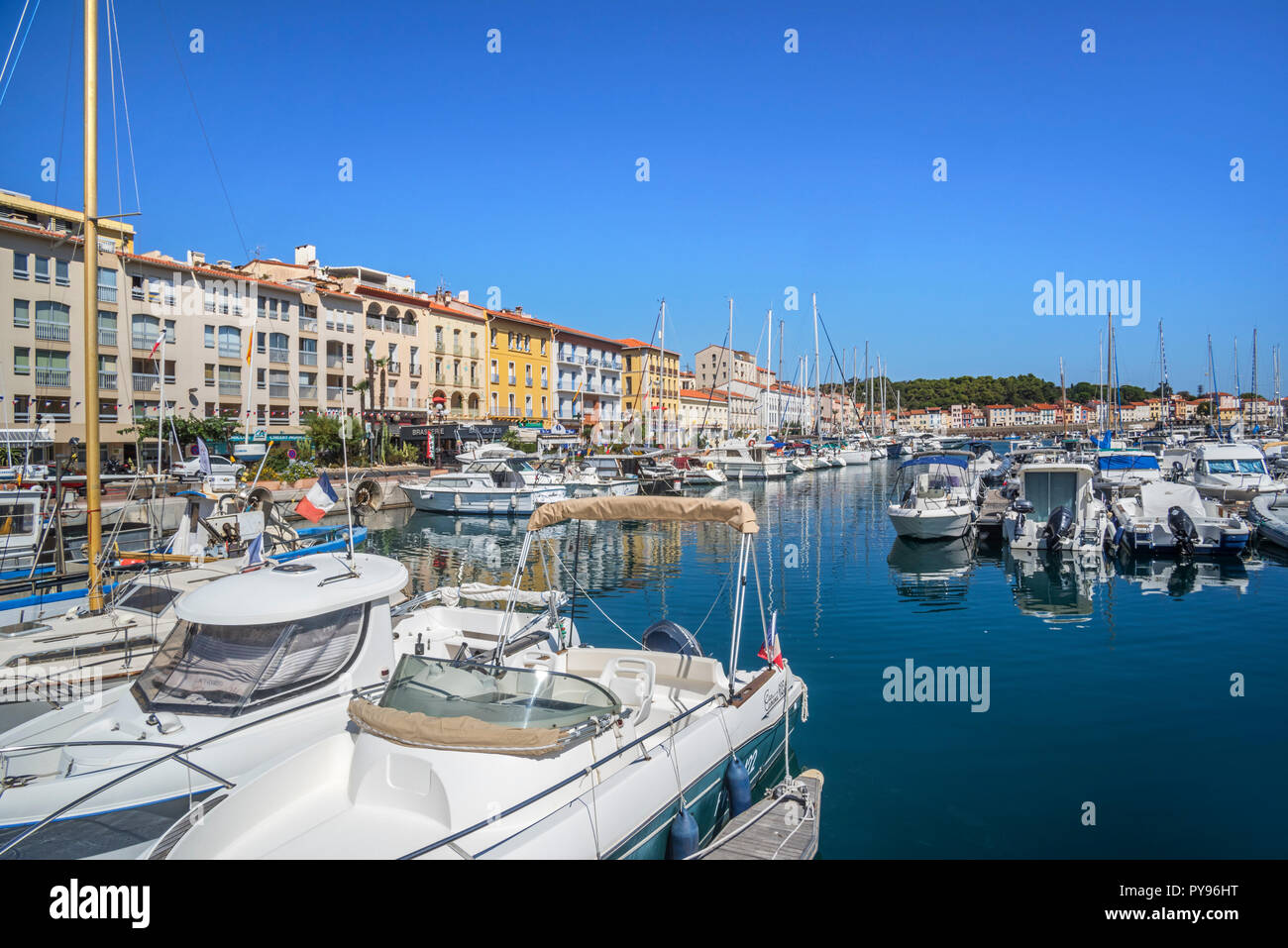 Imbarcazioni da diporto in marina / yacht conca di Port-Vendres, porto di pescatori mediterraneo lungo la Côte Vermeille, Pyrénées-Orientales, Francia Foto Stock