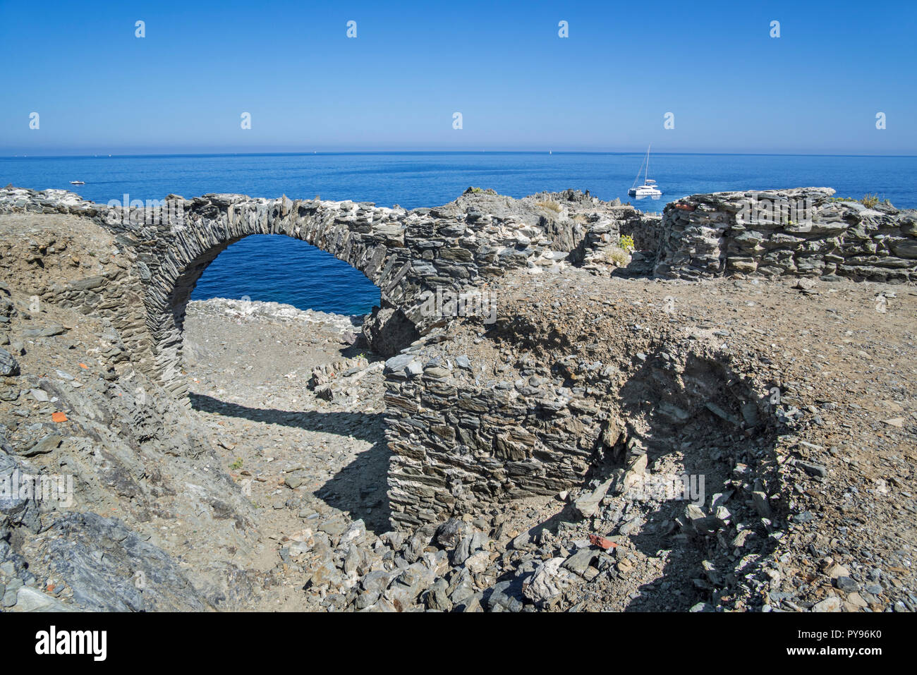 Xv secolo le rovine di Fort de la Mauresque a Cap Gros vicino Port-Vendres, Côte Vermeille, Pyrénées-Orientales, Francia Foto Stock