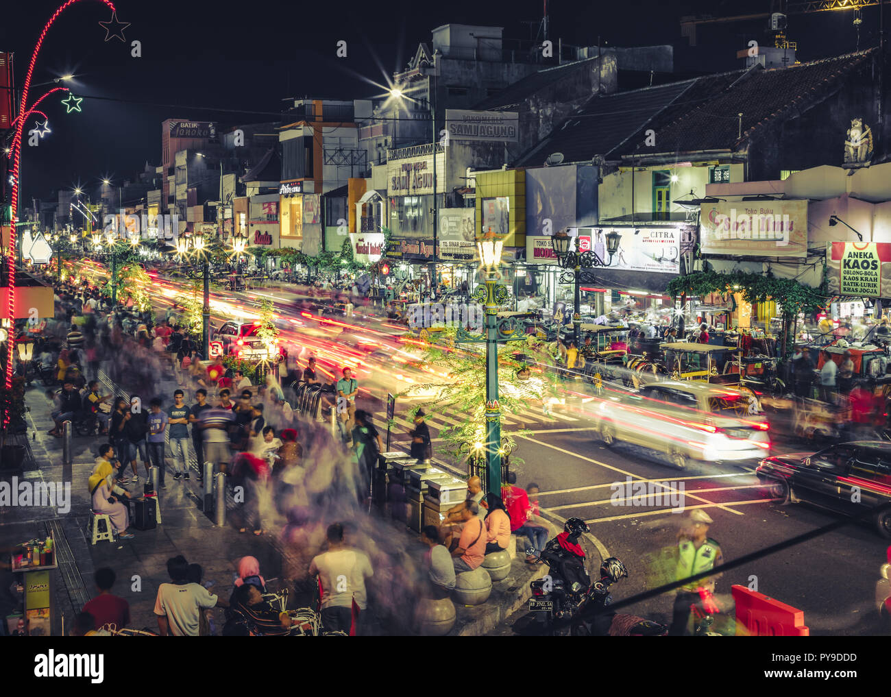 Notte trafficata sulla famosa strada dello shopping su Jalan Malioboro a Yogyakarta, Isola di Giava in Indonesia Foto Stock