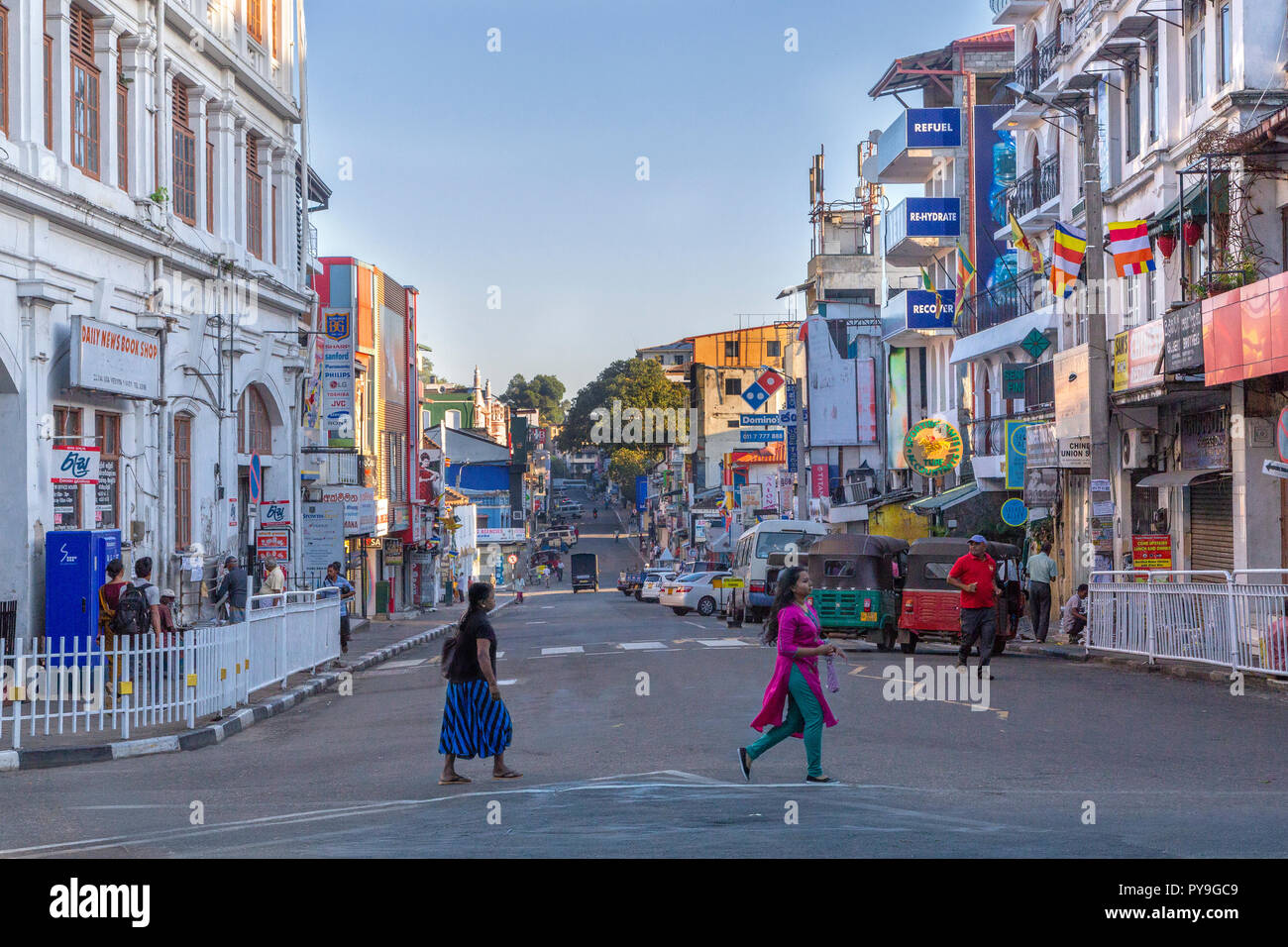 Street nel centro di Kandy, Sri Lanka. Foto Stock