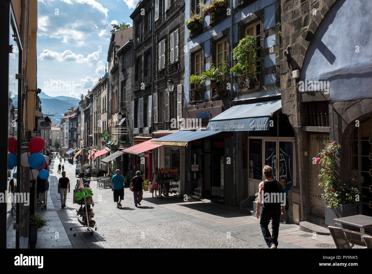 A Clermont-Ferrand (Francia centrale): 'rue des gras' street nel centro della città Foto Stock