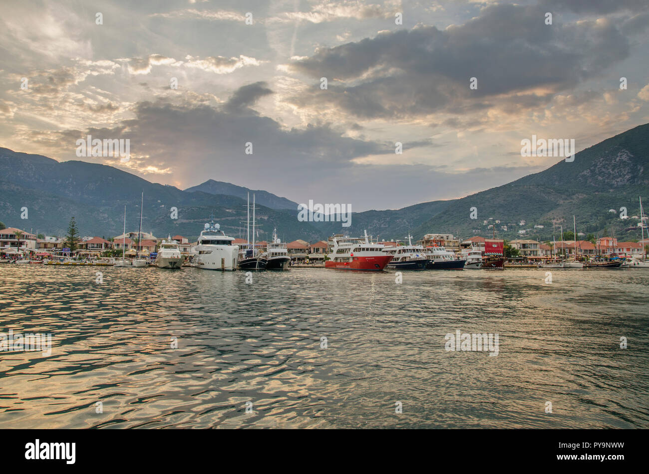 Yachts presso la porta della città - NIDRI, LEFKADA, Grecia - Mar Ionio - scena al tramonto Foto Stock