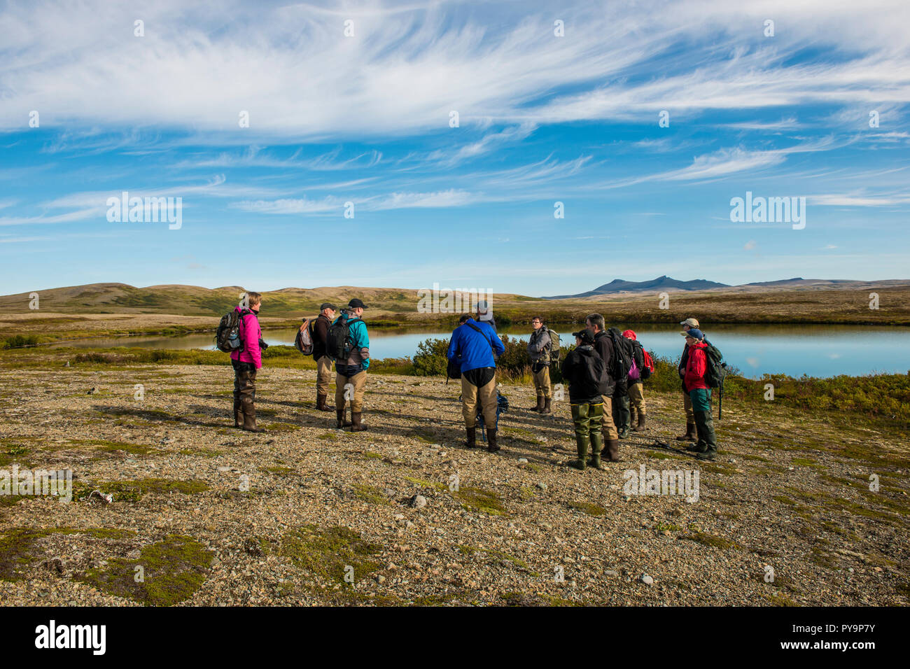 Gli escursionisti portano a guardare lungo il Moraine Creek (Fiume), Katmai Parco Nazionale e la Riserva, Alaska, Stati Uniti d'America. Foto Stock
