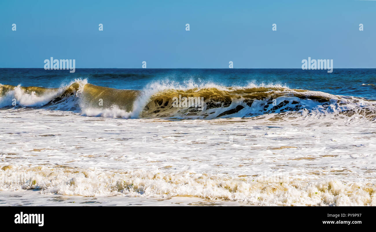 Un onda atlantico si rompe potentemente sulla riva. Foto Stock