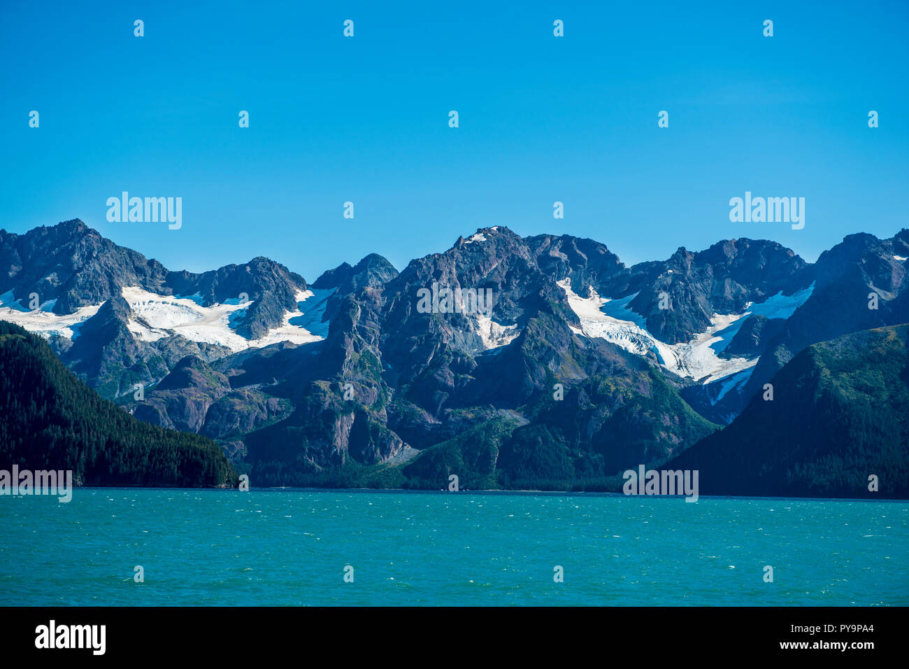 Montagne che circondano Resurrection Bay, Kenai Peninsula, Seward, Alaska, Stati Uniti. Foto Stock