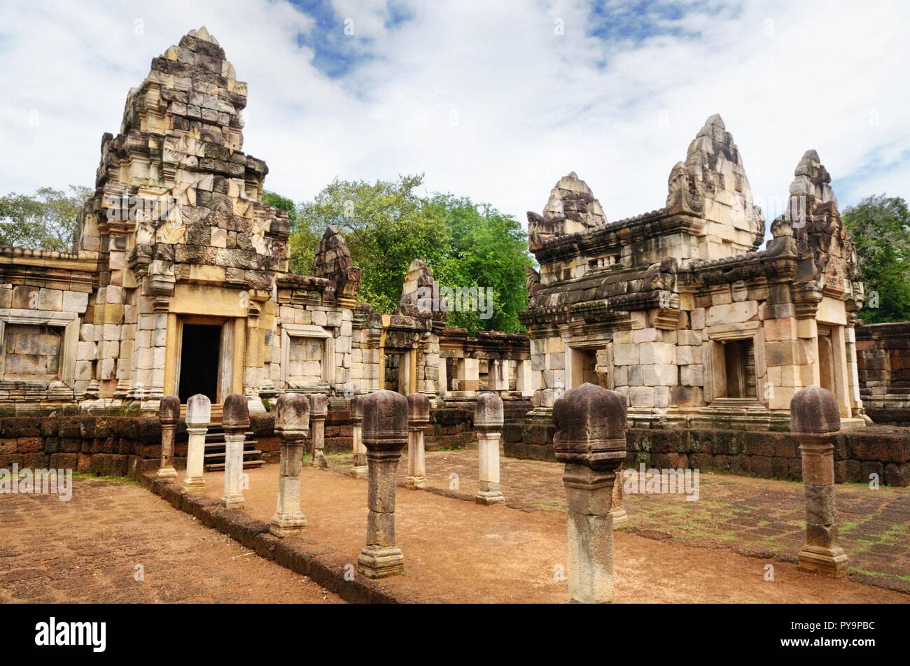 Сourtyard e biblioteche del 11esimo secolo antico tempio Khmer Prasat Sdok Kok Thom costruito con pietra arenaria rossa e laterite in Sa Kaeo provincia della Thailandia Foto Stock