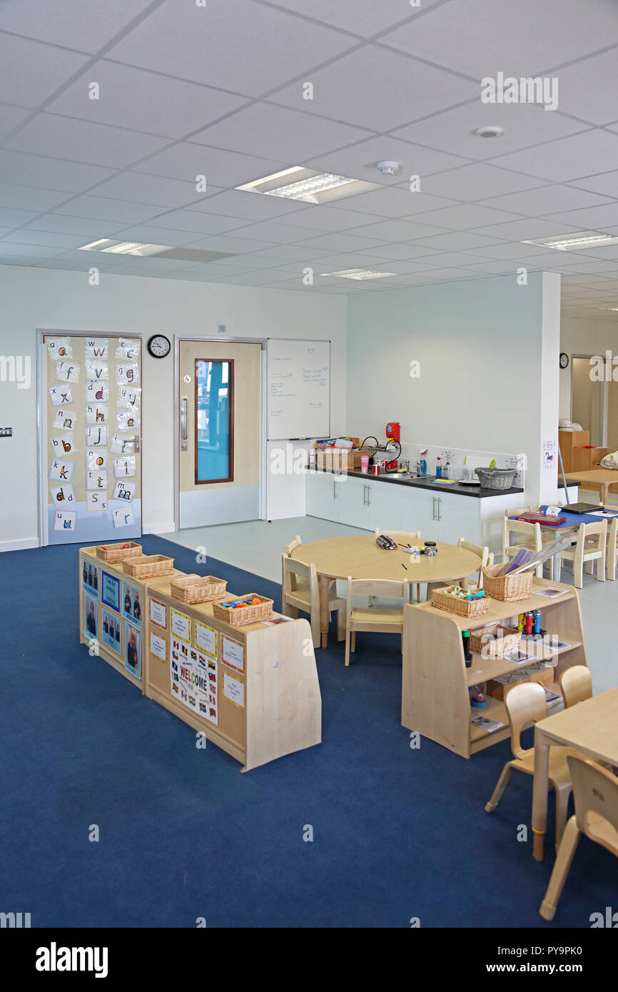 Interno di un asilo nido in aula una nuova Londra scuola primaria. Mostra legno naturale mobili. Foto Stock
