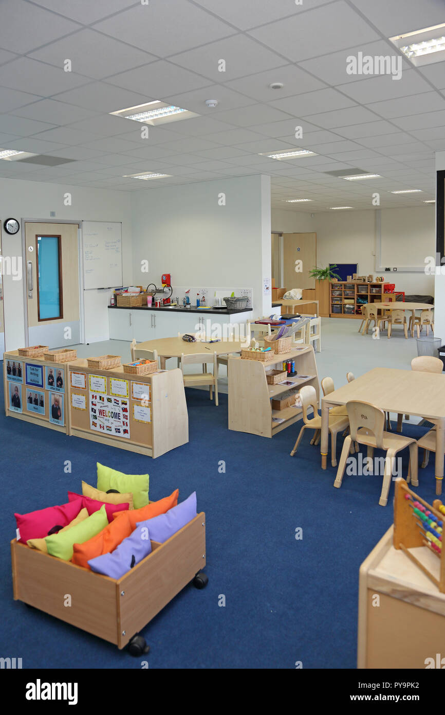 Interno di un asilo nido in aula una nuova Londra scuola primaria. Mostra legno naturale mobili. Foto Stock