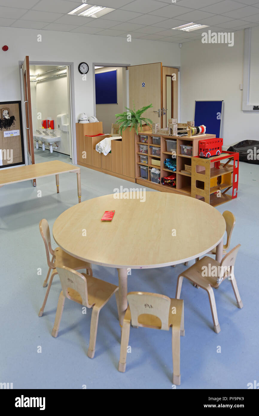 Interno di un asilo nido in aula una nuova Londra scuola primaria. Mostra legno naturale mobili. Foto Stock