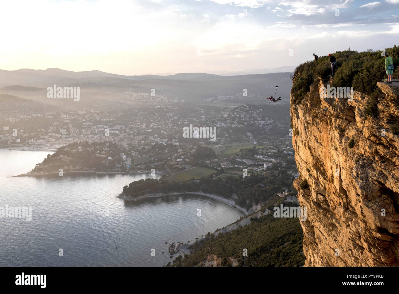 Ribes nero (sud-est della Francia): BASE jumping dalle rocce rosse del ÒCap CanailleÓ capezzagna (363m) al tramonto.Caption locale *** Foto Stock