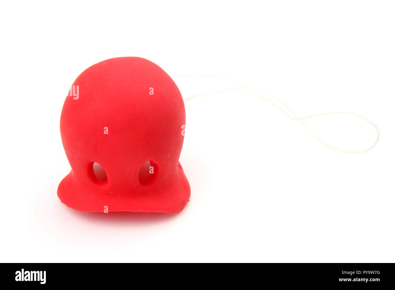 Rosso brillante del clown naso con un pungiglione isolato su bianco Foto Stock