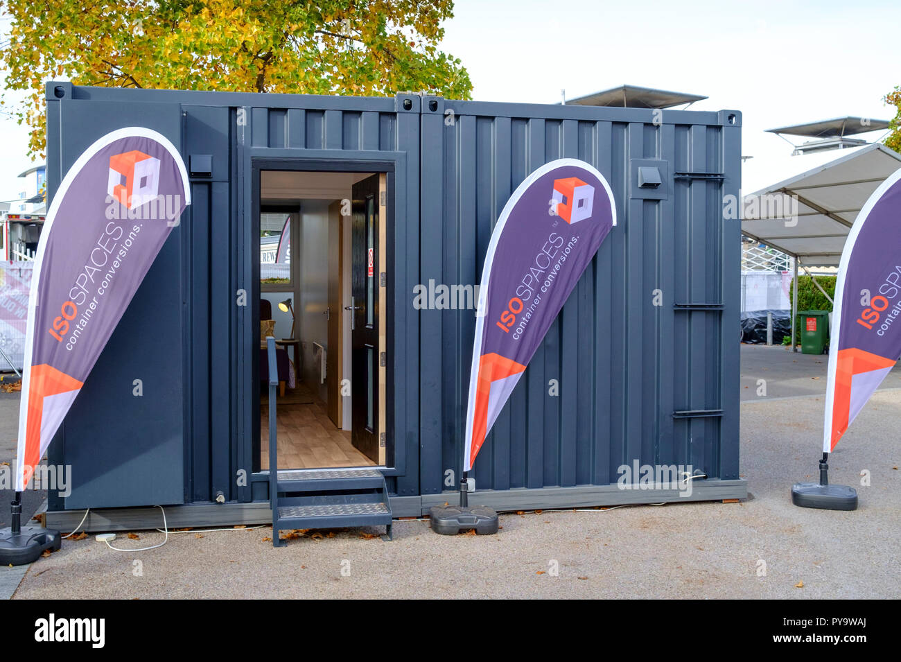 Alloggiamento di Bristol festival 2018, Millenium Square Bristol. La dimostrazione di soluzioni convenienti per la crisi abitativa. Spazio iso, un contenitore conversatio Foto Stock