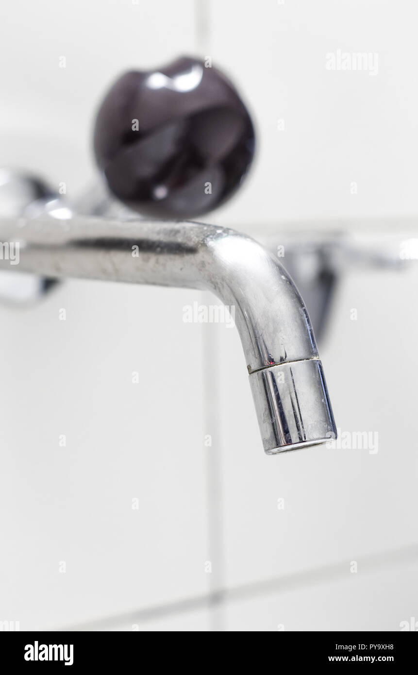 Rubinetto acqua di rubinetto con manopole chiudere in su in un bagno Foto  stock - Alamy