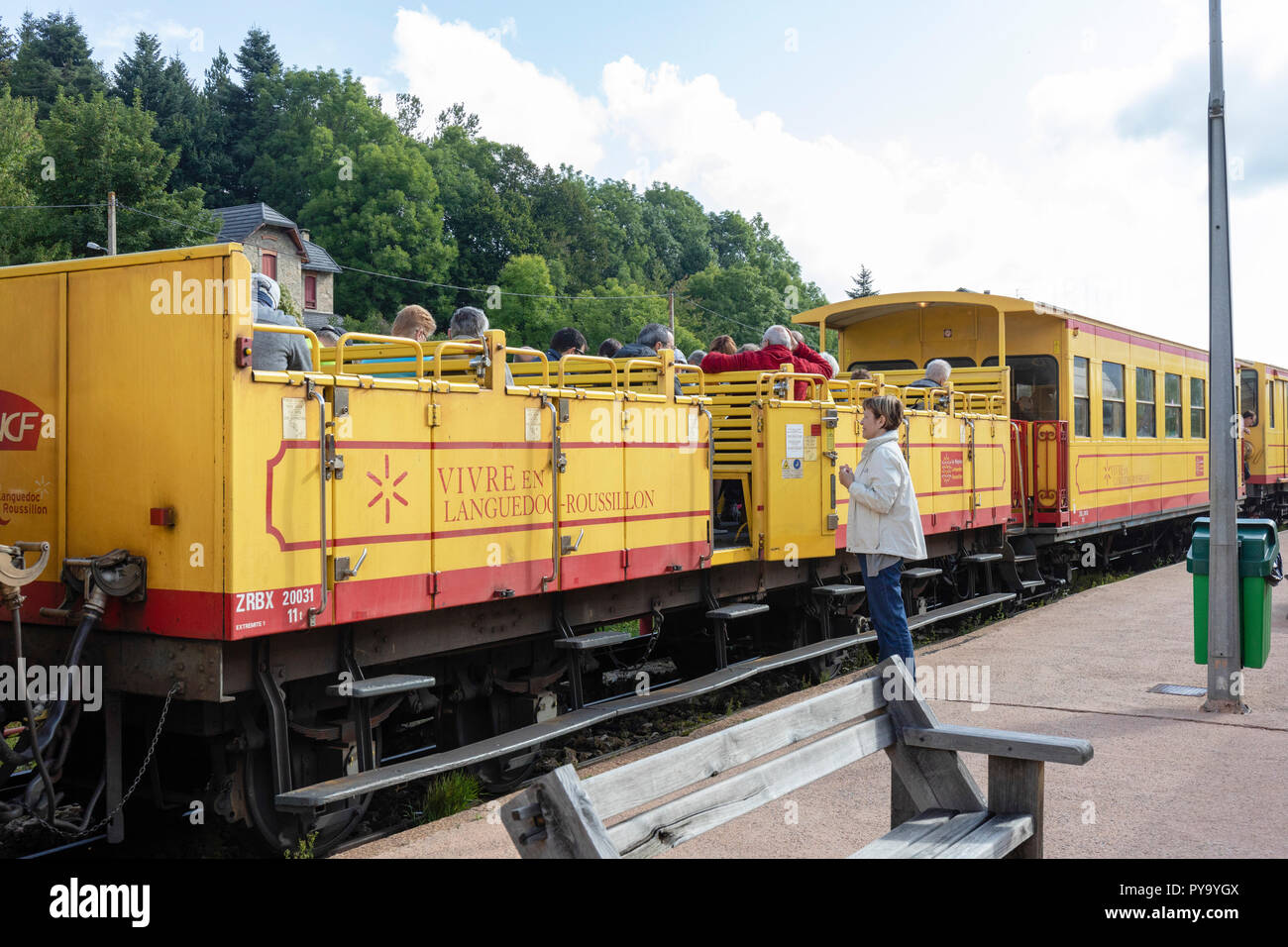 Trenino giallo, treno Jaune, old open air tourist carrozze ferroviarie consentendo agli occupanti una vista migliore durante il viaggio attraverso i Pirenei Foto Stock