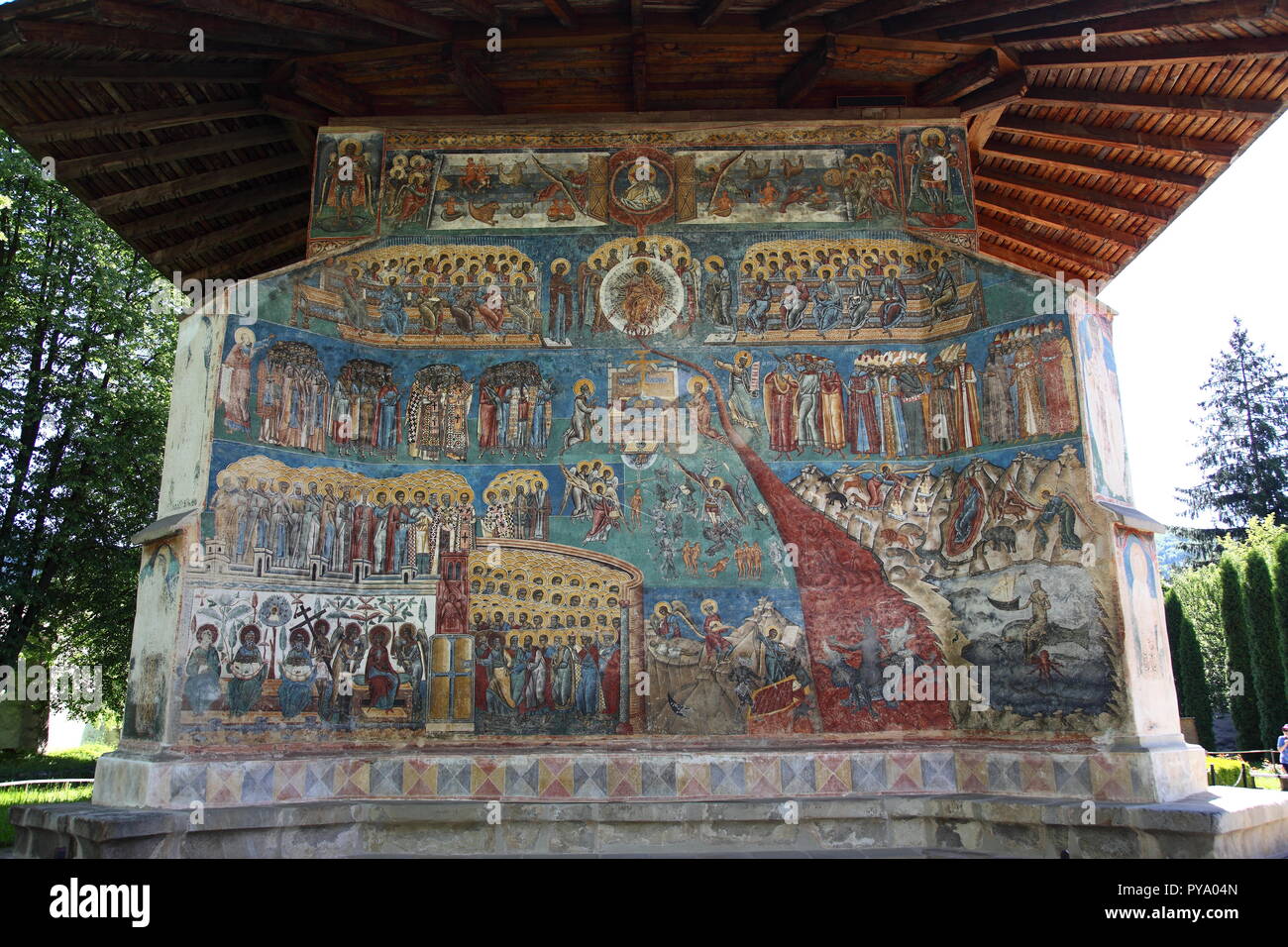 Gli affreschi sulla parte esterna del Monastero di Voronet Chiesa, verniciata utilizzando Voronet vernice blu, parte della Bucovina Monastero Gruppo in Romania Foto Stock