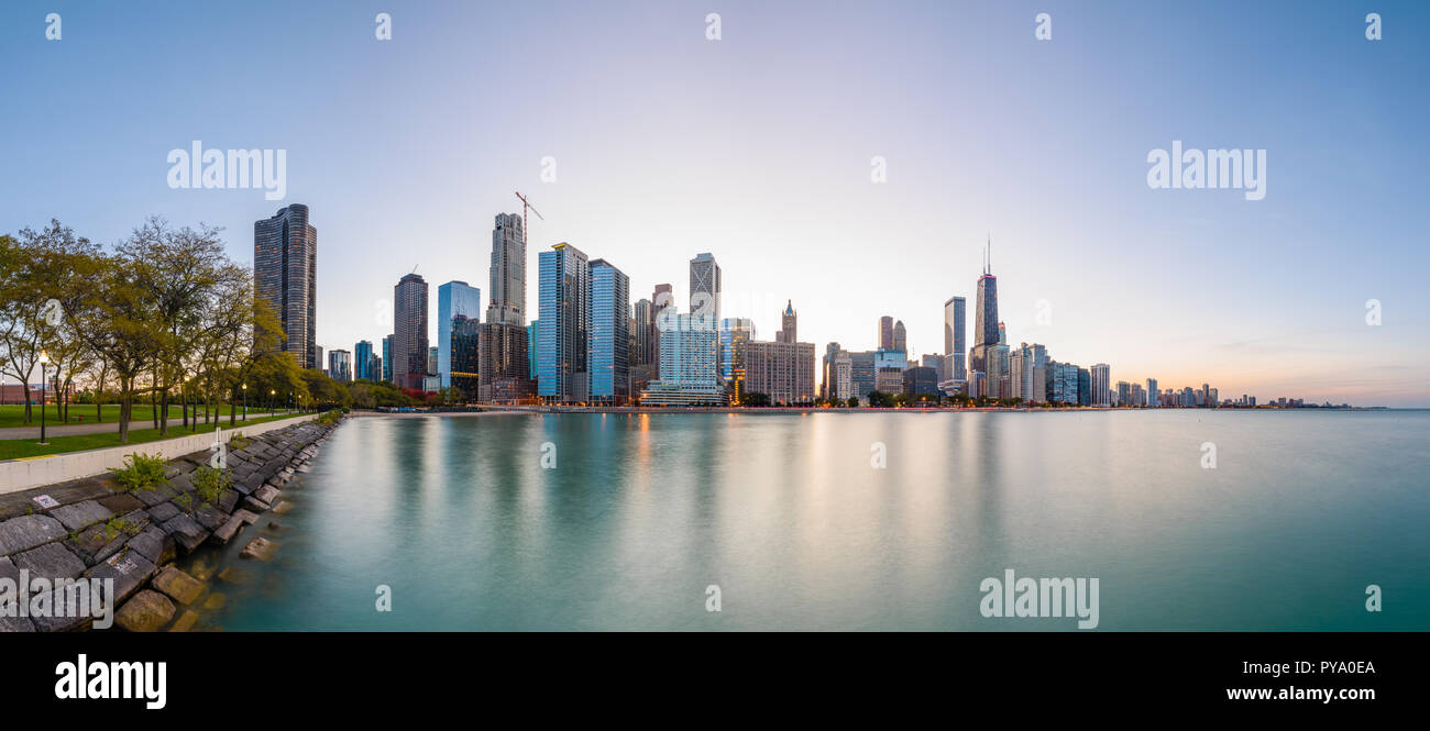 Chicago, Illinois, Stati Uniti d'America skyline del centro dal Lago Michigan al crepuscolo. Foto Stock