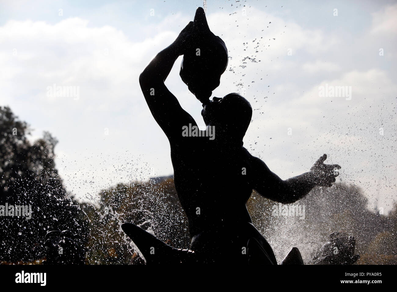 La fontana del Tritone spruzza acqua in Regent's Park di Londra, Gran Bretagna il 25 ottobre 2018. Foto Stock