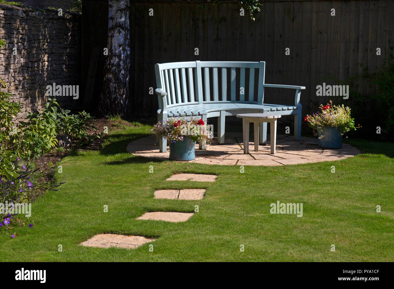 Panca in legno sul patio giardino inglese,l'Inghilterra,l'Europa Foto Stock