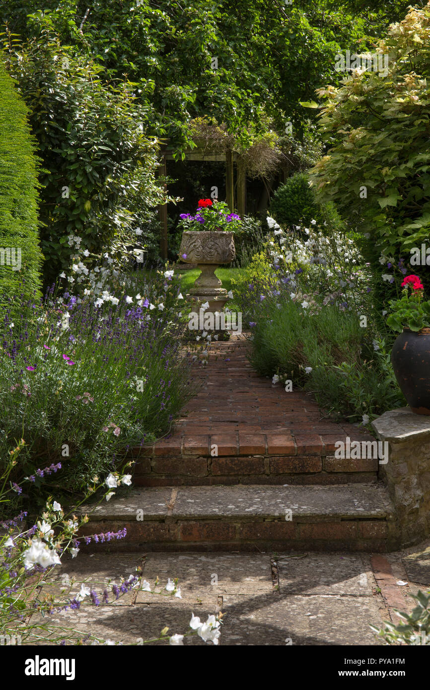Vasca da giardino come pezzo centrale sul percorso in un giardino inglese , inghilterra, europa Foto Stock