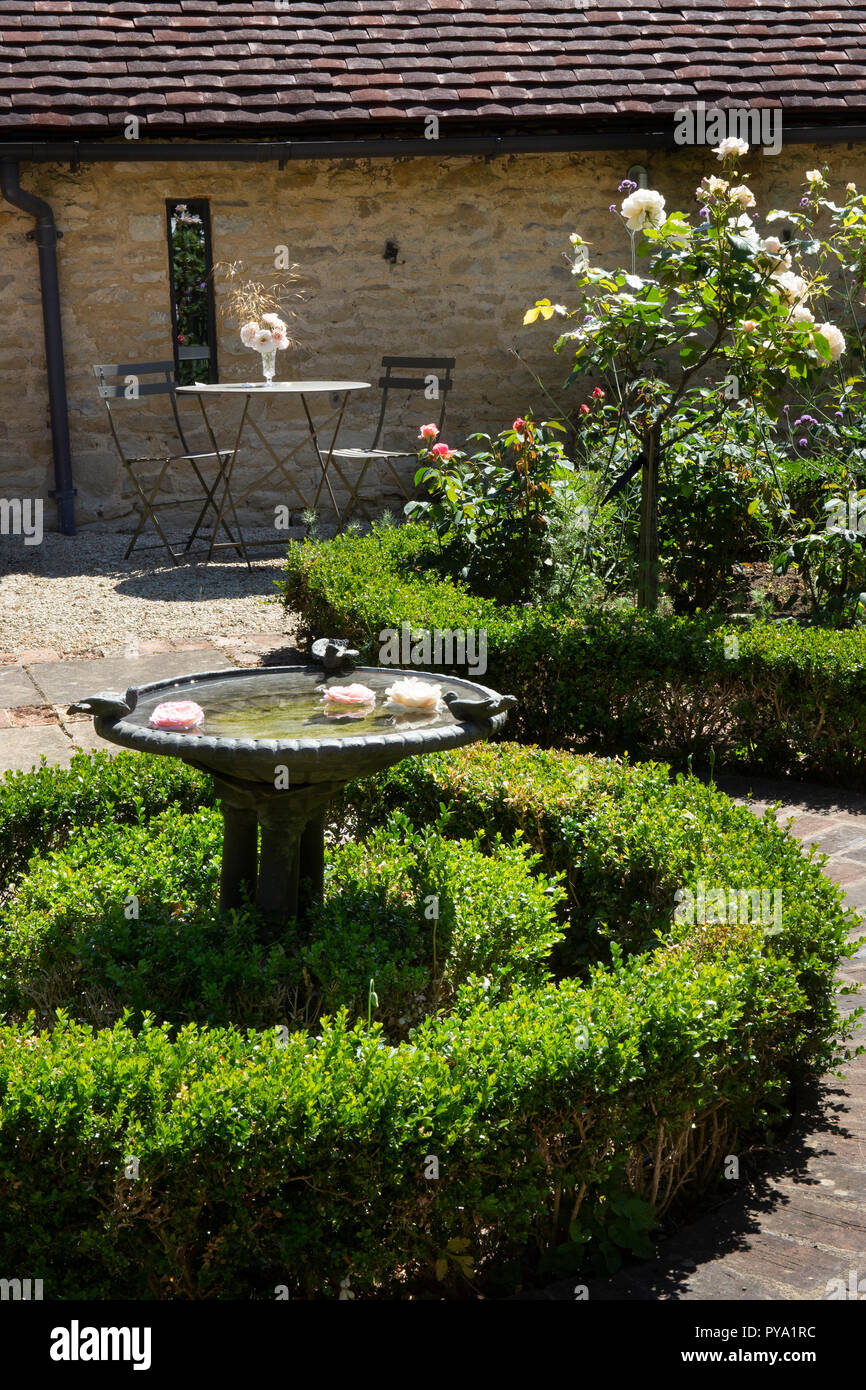 Bird acqua a tavola con giardino posti a sedere nel giardino inglese,l'Inghilterra,l'Europa Foto Stock