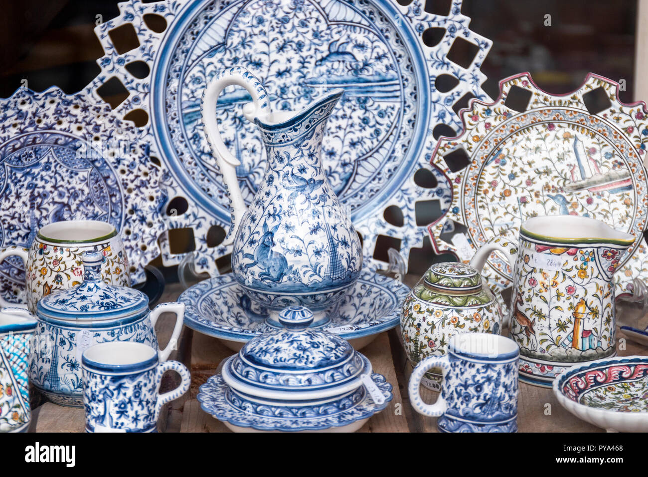 Gruppo di colore blu souvenir portoghese di ceramica vasi di argilla, piatti  e tazze Foto stock - Alamy