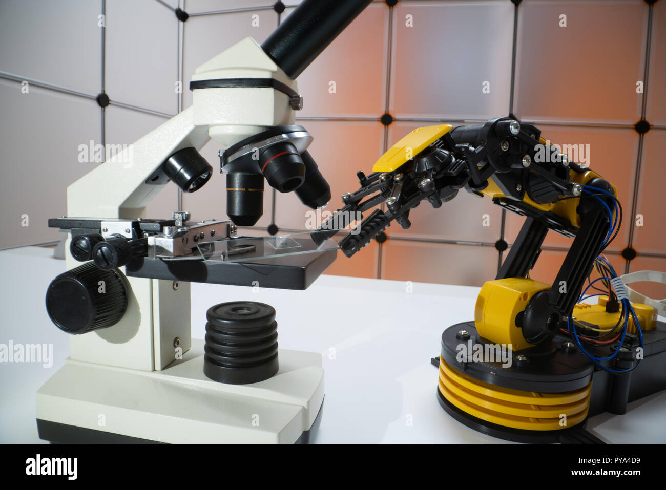 Vetrini per microscopio in braccio di robot e la scienza microscopio Foto Stock