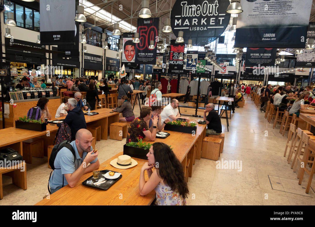 Tempo fuori mercato Lisboa, un food hall situato nel Mercado da Ribeira, Cais do Sodre a Lisbona, Portogallo, una grande area interna con molte bancarelle prodotti alimentari Foto Stock