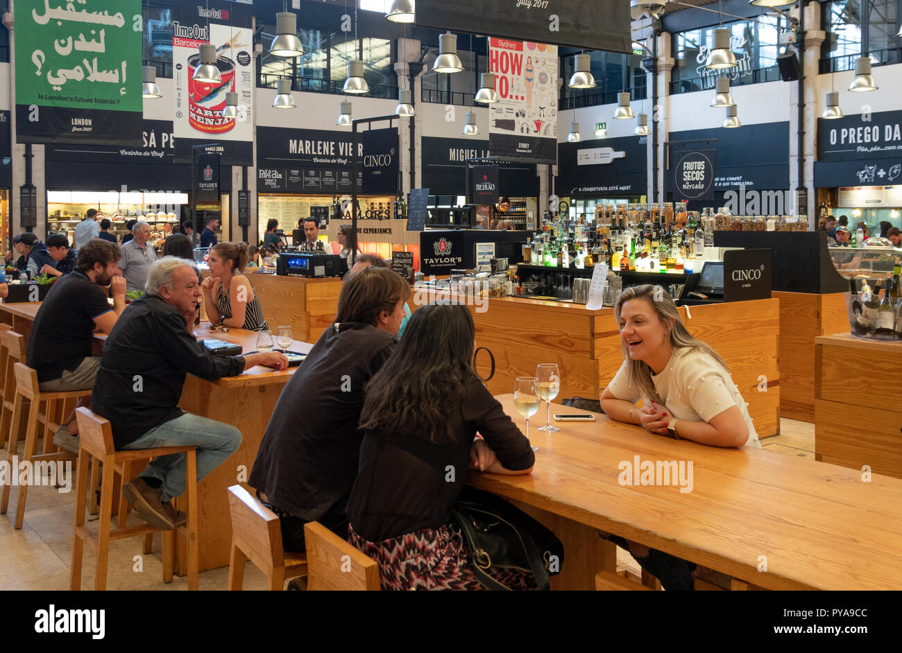 Tempo fuori mercato Lisboa, un food hall situato nel Mercado da Ribeira, Cais do Sodre a Lisbona, Portogallo, una grande area interna con molte bancarelle prodotti alimentari Foto Stock