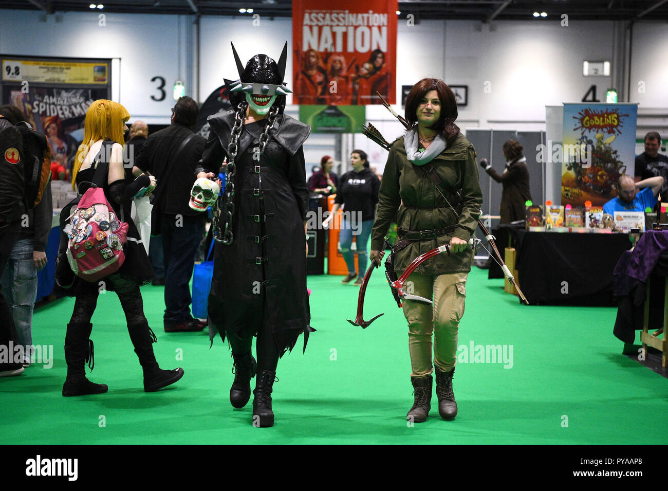 Cosplayers arrivare presso il London Comic Con presso l'ExCel di Londra. Foto Stock