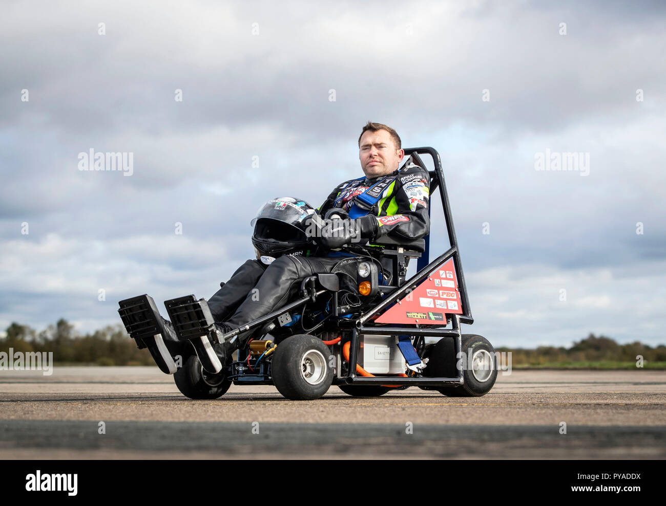 Jason Liversidge, chi ha sclerosi, speranze per impostare il record mondiali di velocità nel suo scopo costruito sedia elettrica a Elvington Airfield in North Yorkshire. Foto Stock