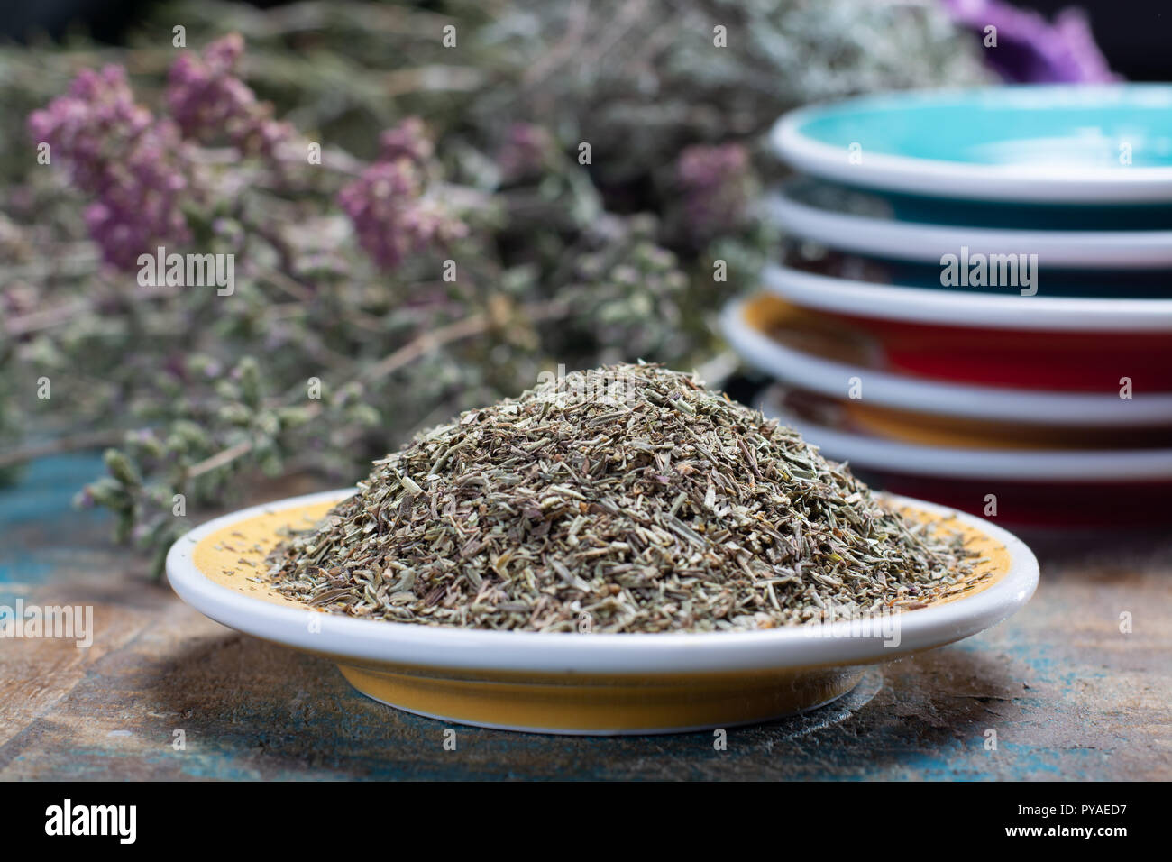 Herbes de Provence, miscela di erbe essiccate considerati tipici della regione della Provenza, miscele contengono spesso salato, maggiorana, rosmarino, timo, origano Foto Stock