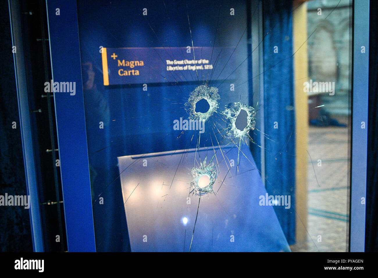 Martello fori nel caso di vetro che ospita la Magna Charta, all'interno di Casa del Capitolo, presso la Cattedrale di Salisbury dopo un 45-anno-vecchio uomo è stato arrestato per sospetto di il suo tentativo di furto. Foto Stock