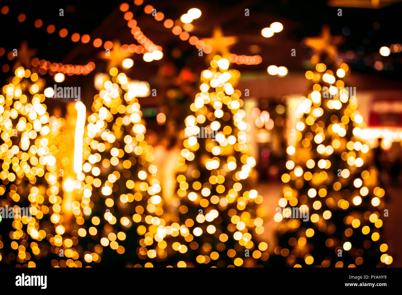 Albero di natale con oro bokeh sfondo luminoso. Xmas abstract blur e decorazioni incandescente all'esterno. Foto Stock