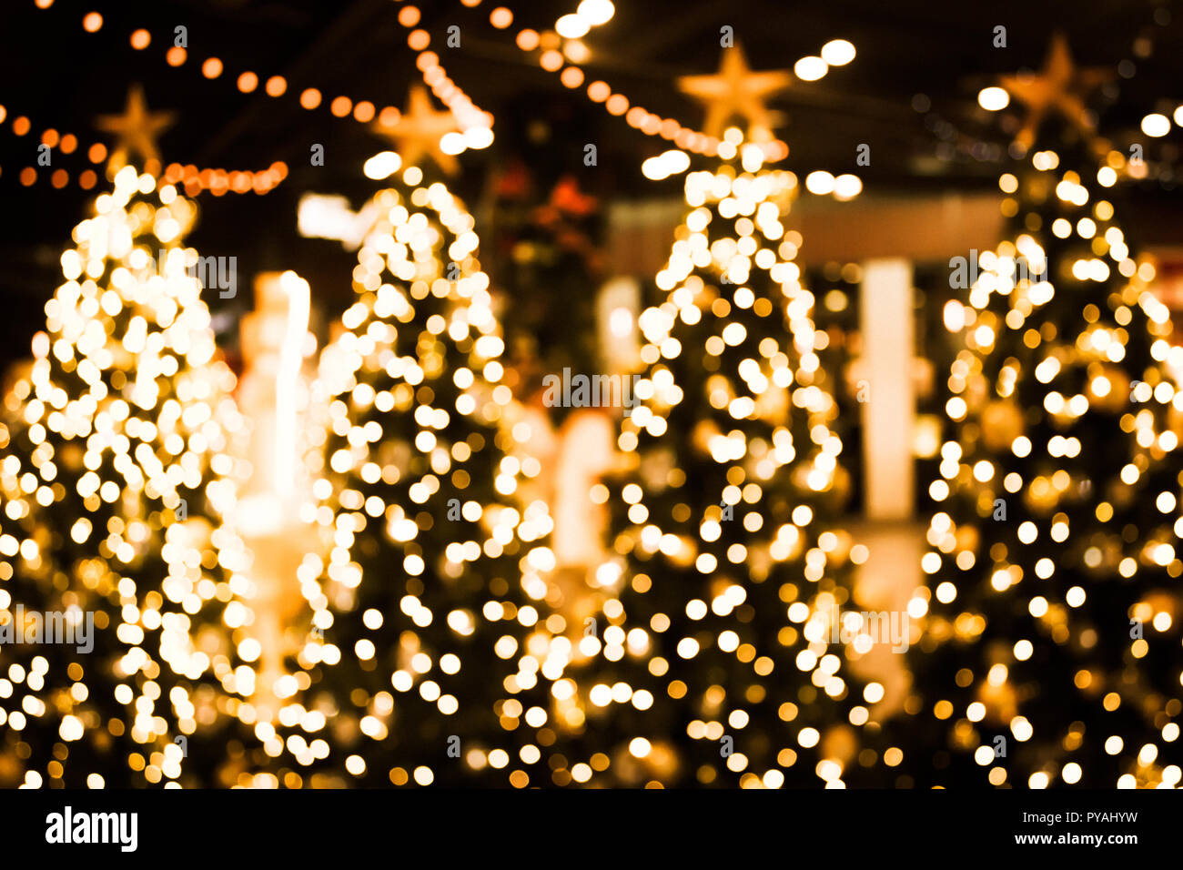 Albero di natale con oro bokeh sfondo luminoso. Xmas abstract blur e decorazioni incandescente all'esterno. Foto Stock