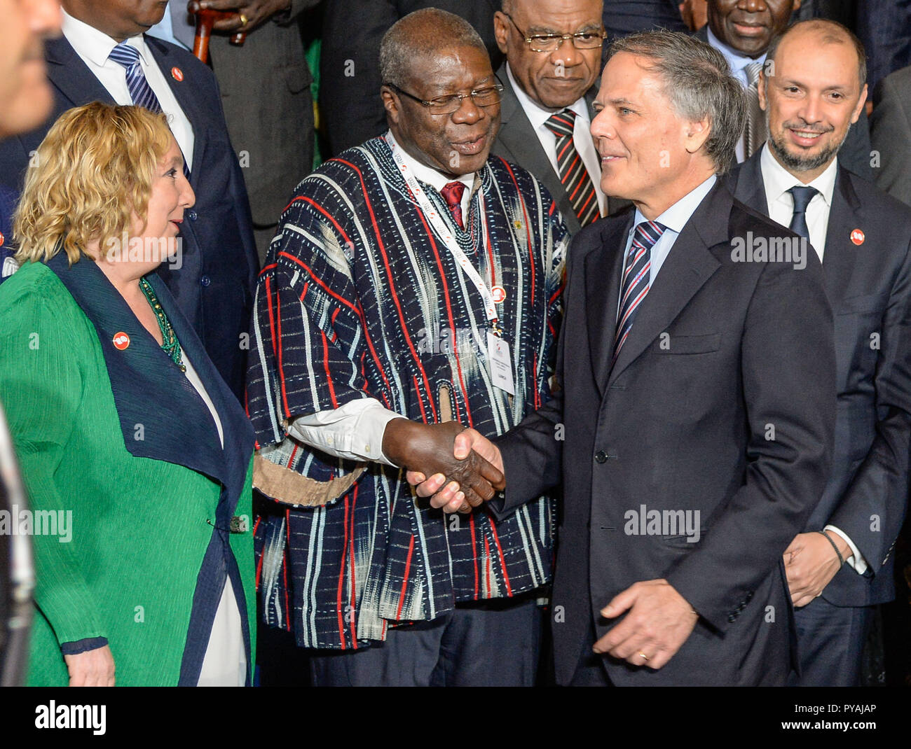 L'Italia. 25 ott 2018. Il vice presidente della Commissione dell'Unione Africana, Thomas Kwesi Quartey saluta il Ministro degli Esteri italiano Enzo Moavero Milanesi durante la seconda conferenza Italia-africa, Ministero degli Affari Esteri e della cooperazione internazionale Roma, 25 ottobre 2018 Credit: Silvia Loré/Pacific Press/Alamy Live News Foto Stock