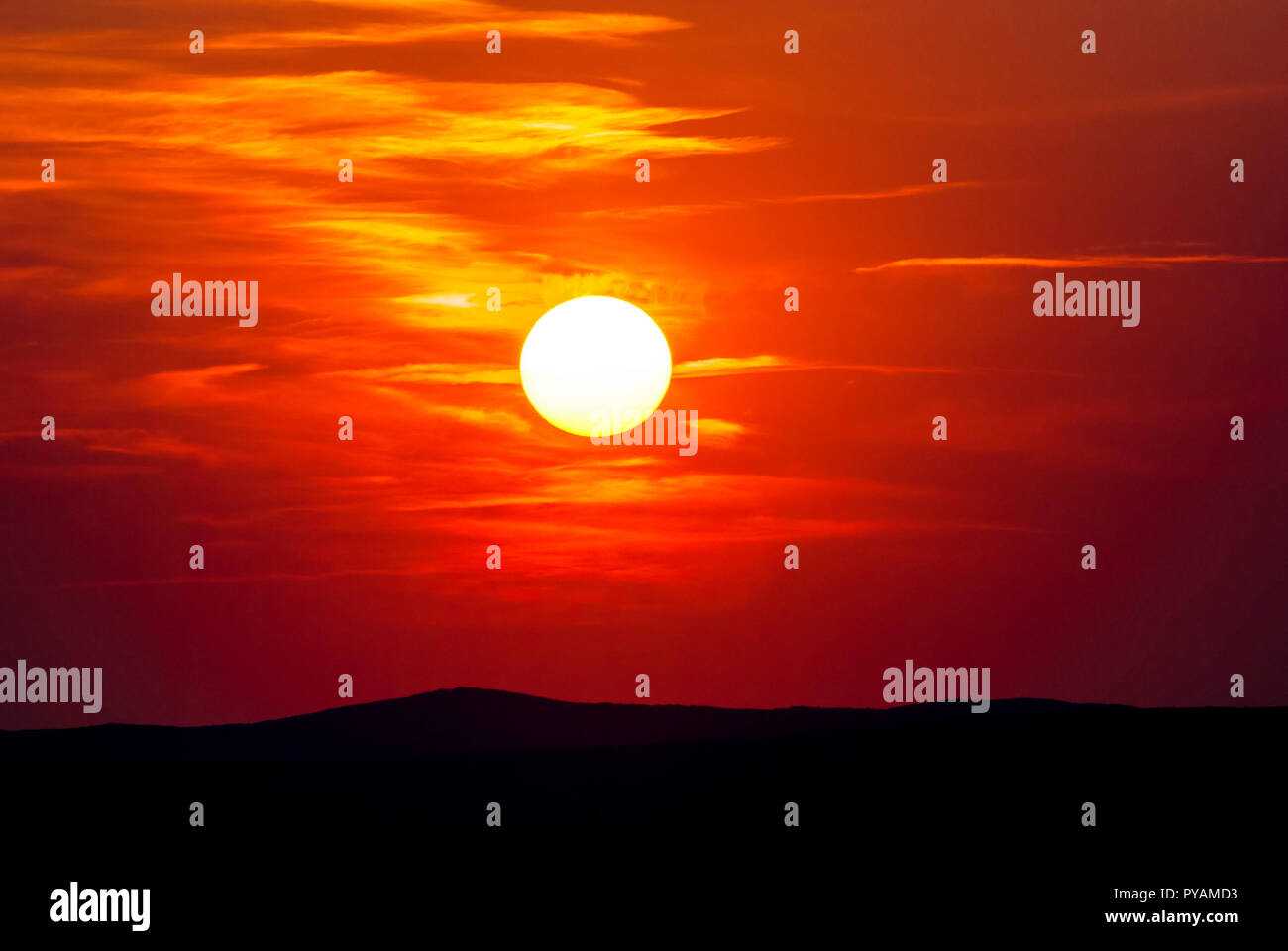 Bellissimo tramonto colorato con drammatica nuvole e sole che splende sulle montagne. Girato in Croazia. Foto Stock