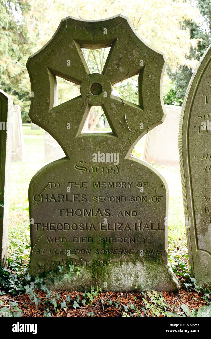 Una forma insolita lapide alla chiesa di San Lorenzo, Shelley vicino, Lechlade-on-Thames, nel Gloucestershire. Regno Unito. Foto Stock