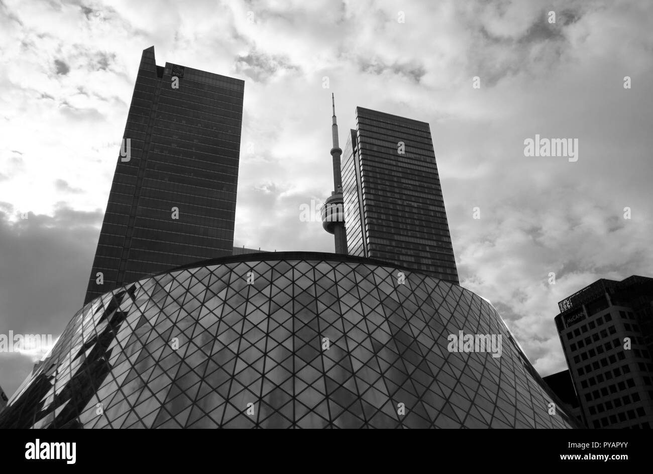 La CN Tower e Roy Thompson Hall Foto Stock