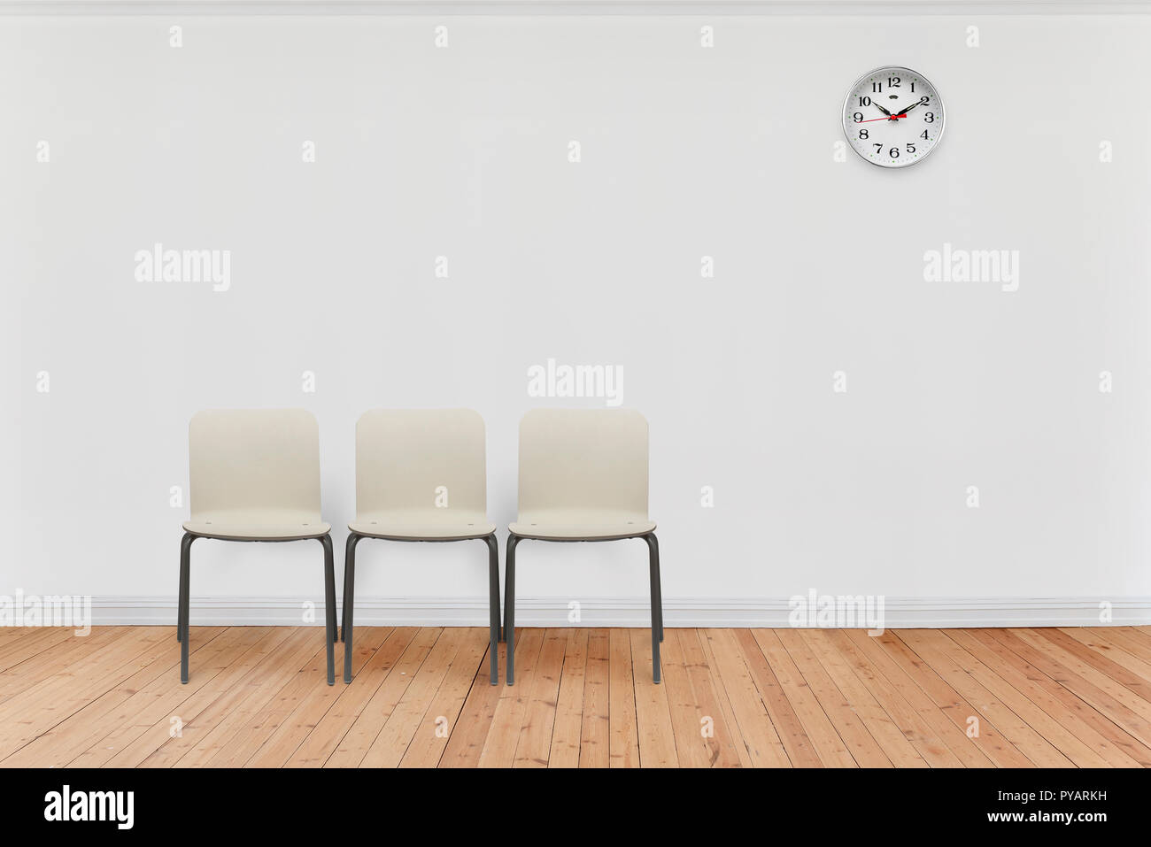 Svuotare il salotto con sedie e orologio Foto Stock