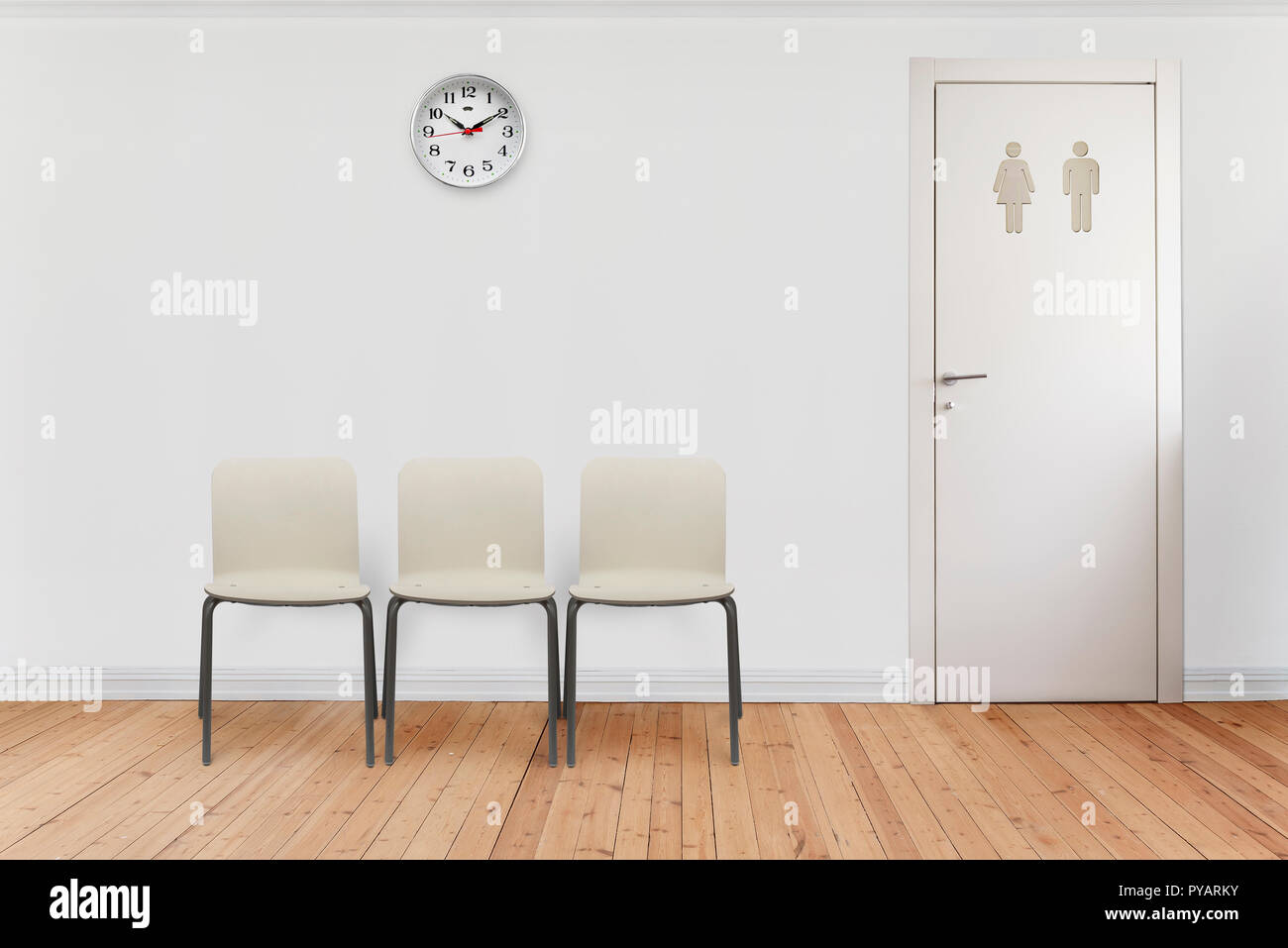 Svuotare il salotto con sedie, orologio sulla parete e la porta del bagno. Foto Stock