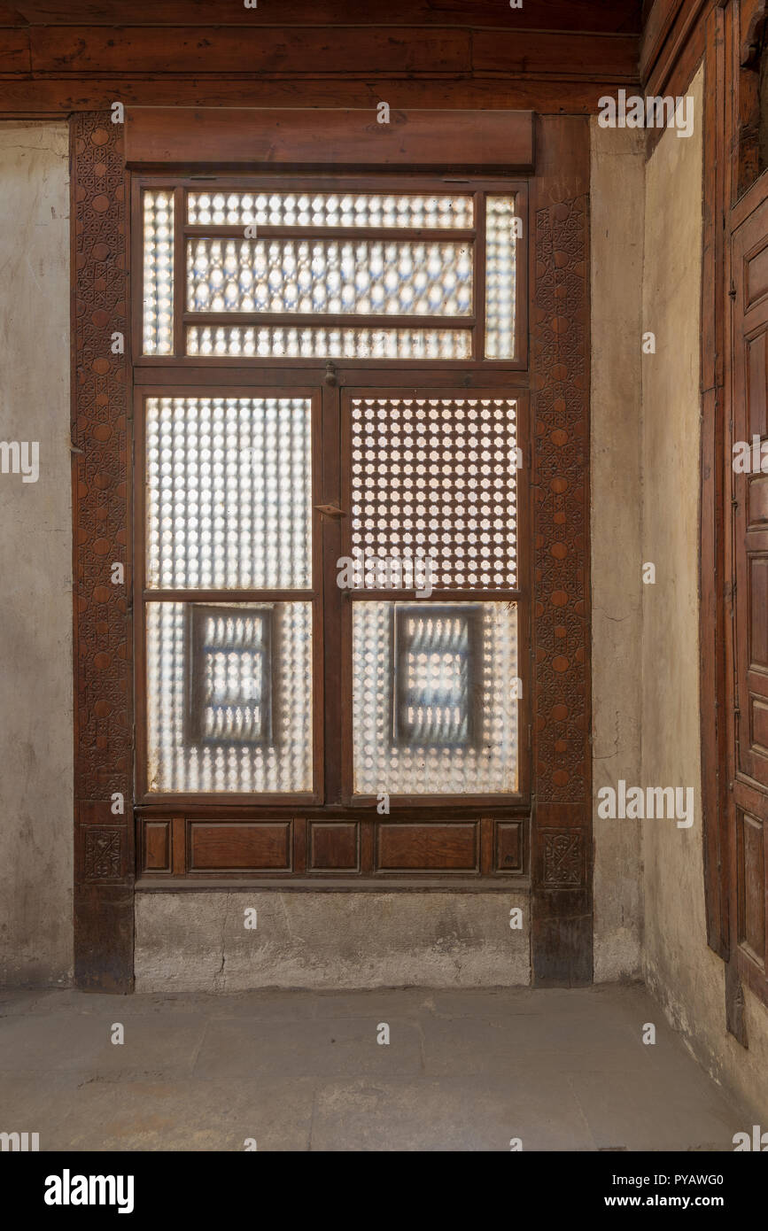 Interleaved grunge finestra in legno (Mashrabiya), Cairo medioevale, Egitto Foto Stock