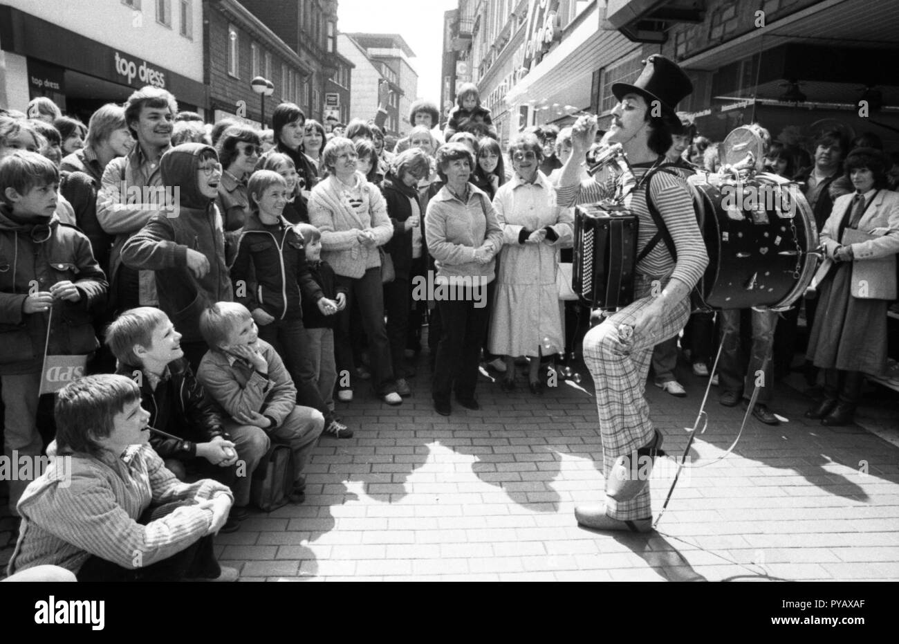 Come parte della cultura internazionale giorni Francia, artisti di Francia eseguita ad una street festival il 9 maggio 1980 a Dortmund-Hoerde. | Utilizzo di tutto il mondo Foto Stock
