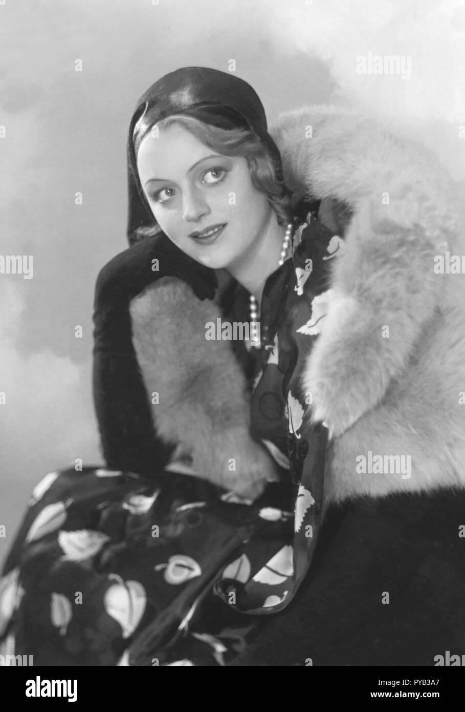 L'attrice svedese Vera Nilsson, 1913-1969. Raffigurata sul filmset del filmato Brokiga blad 1931. Indossa una pelliccia. Foto Stock